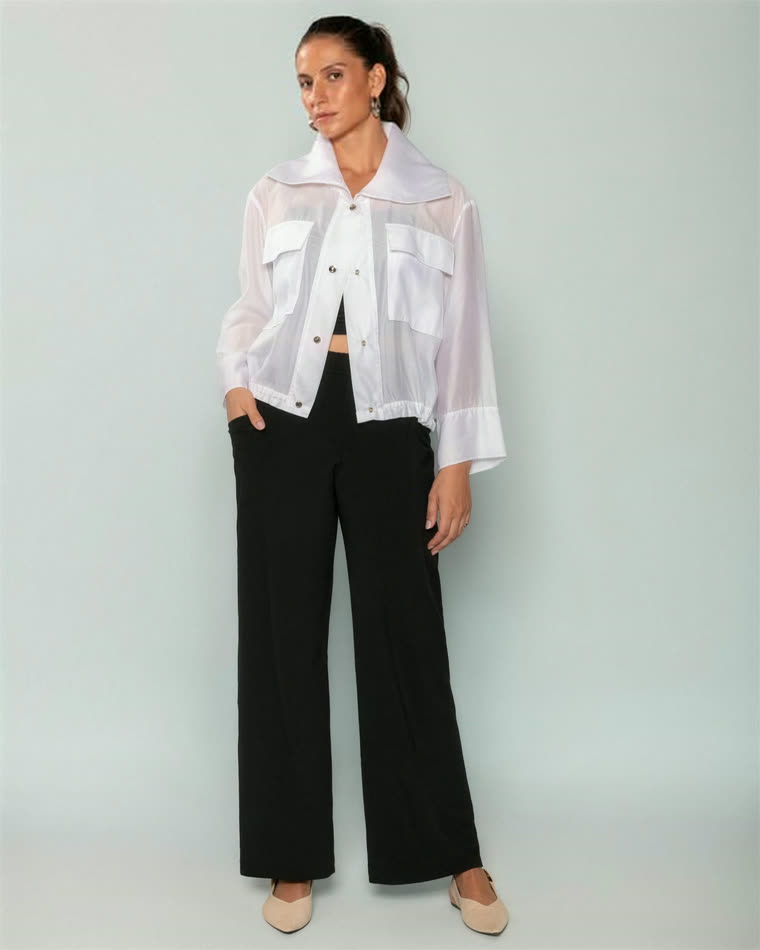 Modelo com jaqueta de voil off-white e calça pantalona preta