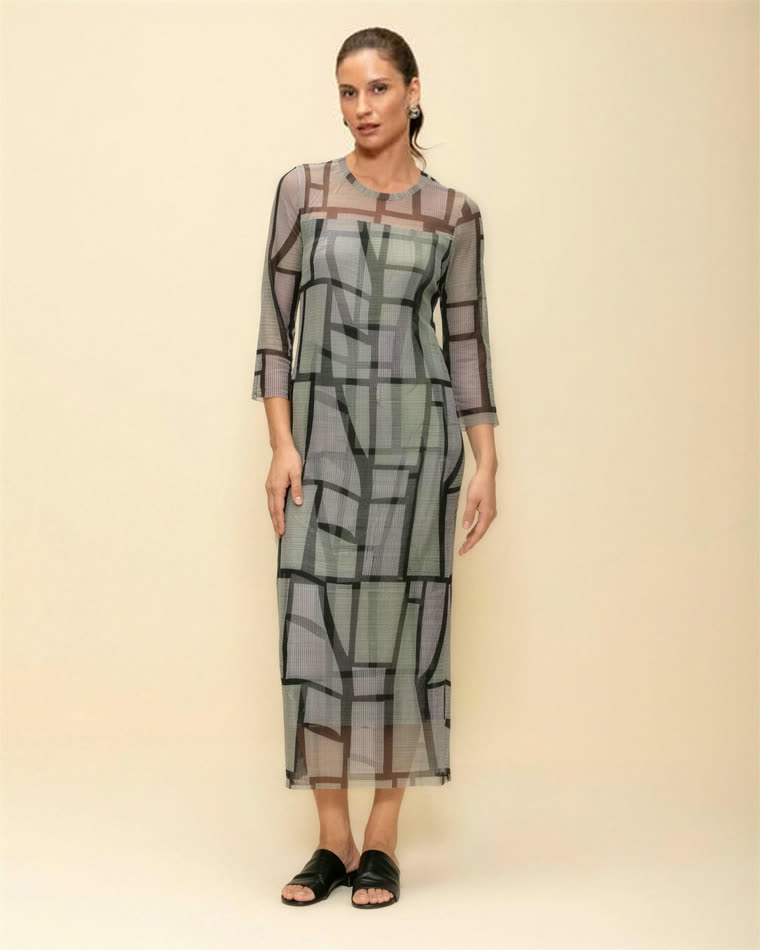 Modelo com vestido de tule com estampa geométrica