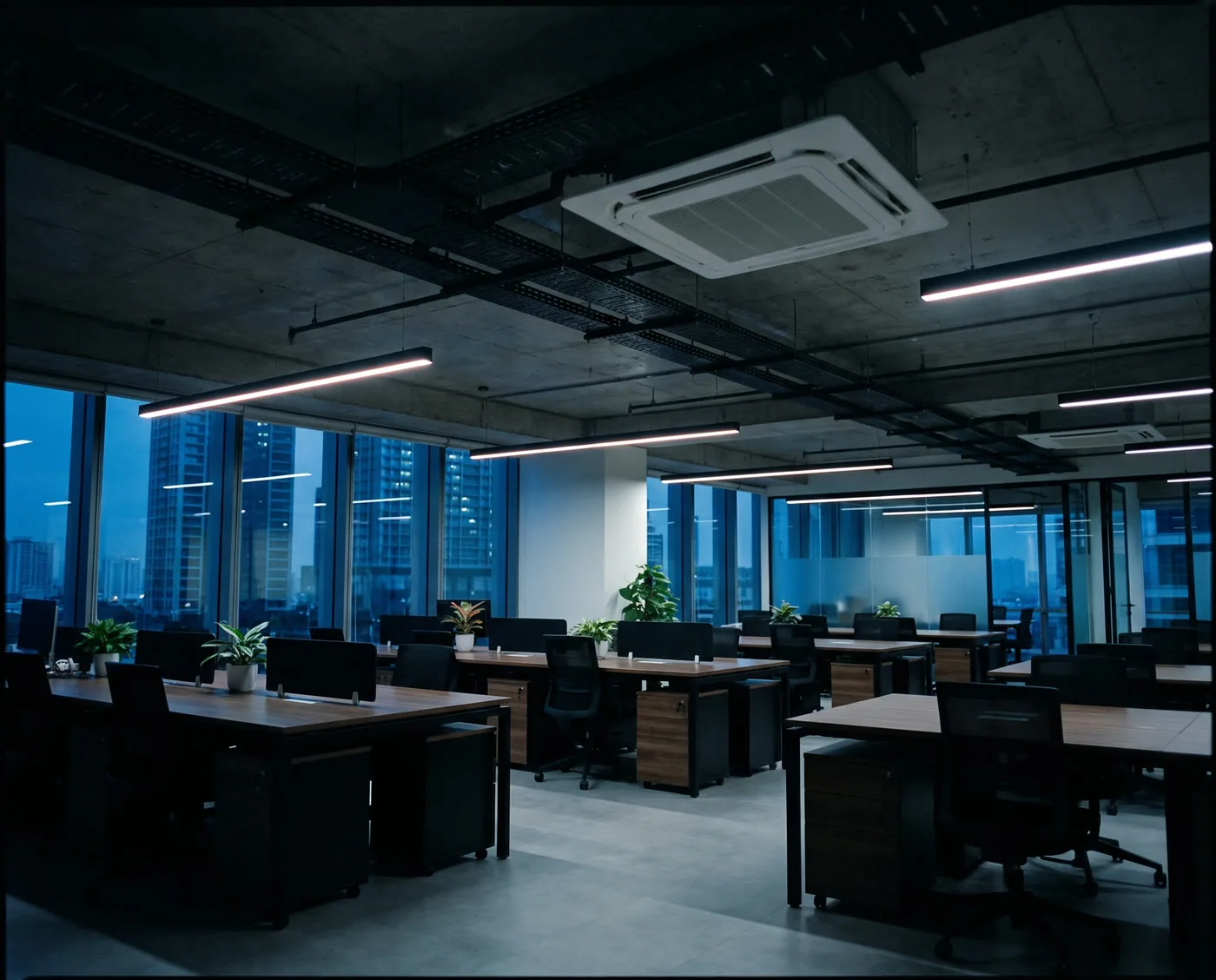 Escritório moderno com ar-condicionado cassete no teto e iluminação linear