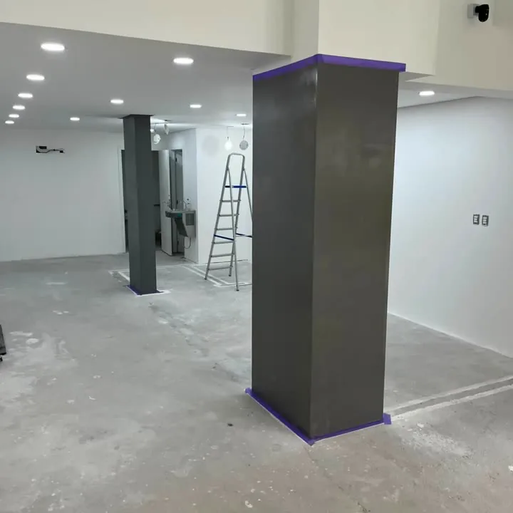 A mesma academia com spots de LED no forro e pilar revestido