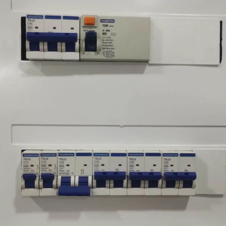 Quadro de distribuição com disjuntores alinhados