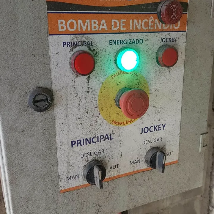 Painel de comando da bomba de incêndio com a luz verde de energizado acesa