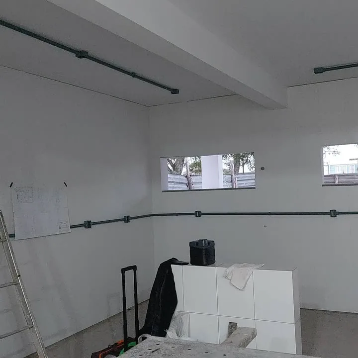 Sala de aula com eletrodutos aparentes nas paredes