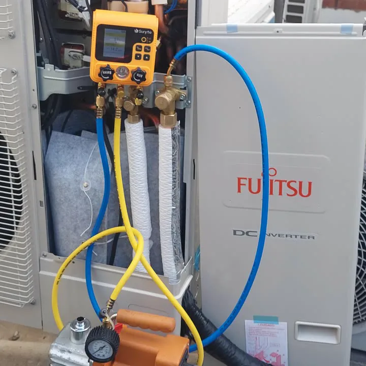 Condensadora com manifold e mangueiras conectadas durante a instalação